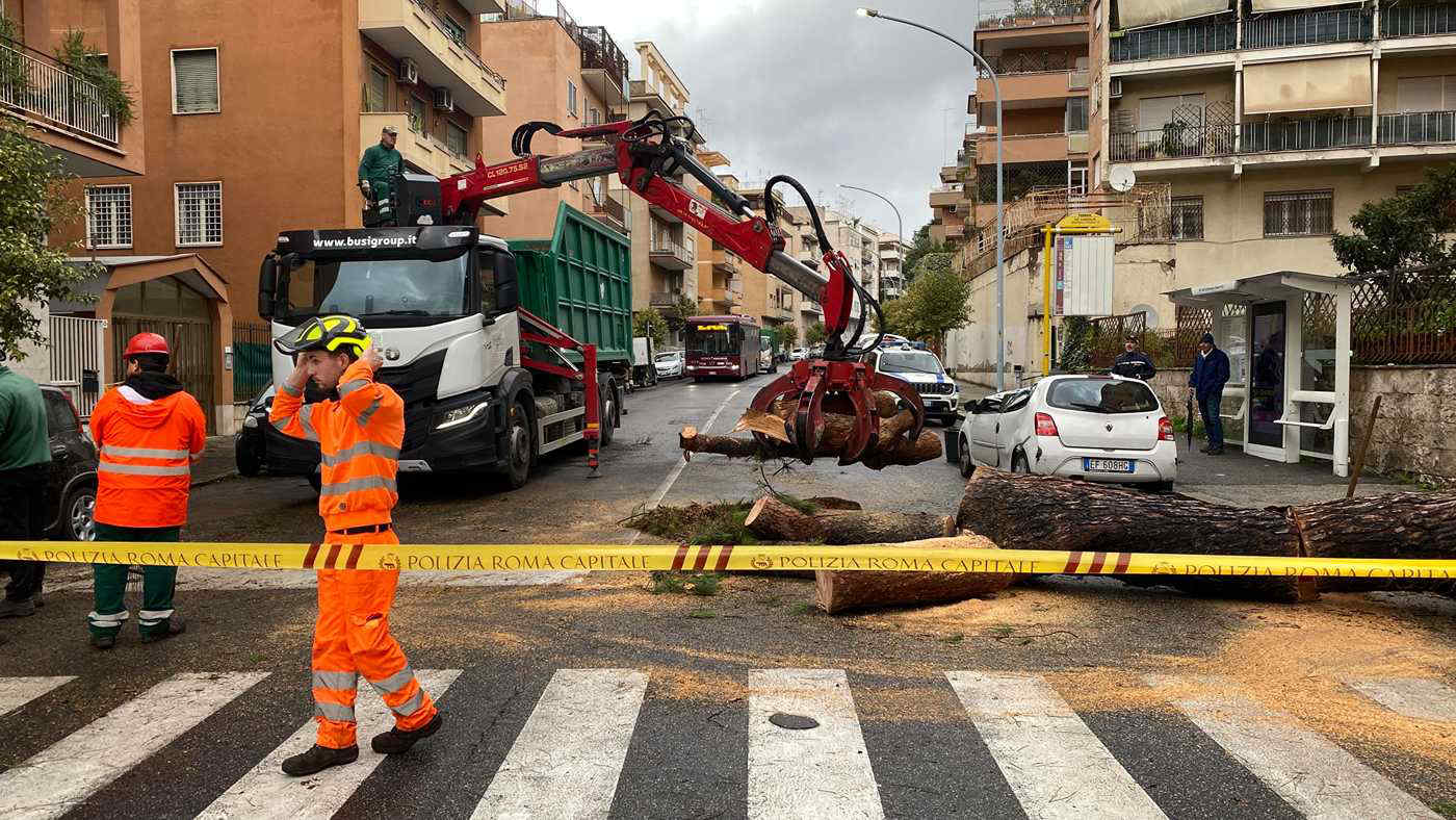 Maltempo, Roma tra allagamenti e alberi caduti in tutta la città