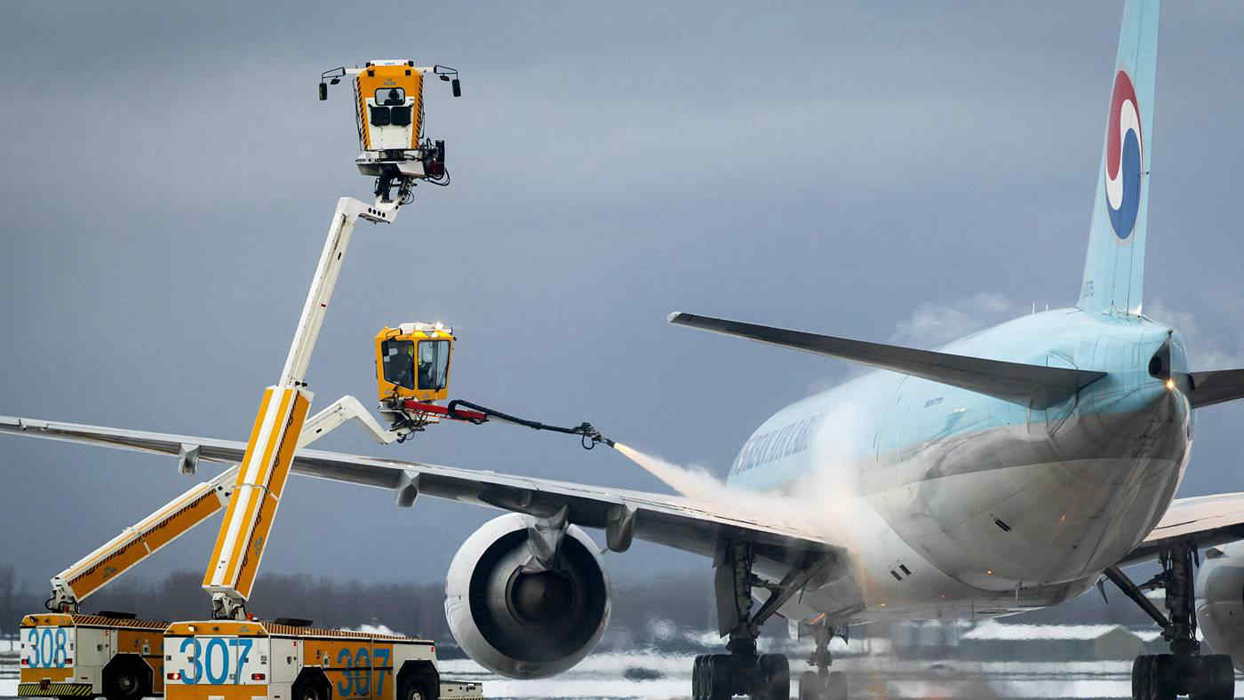 Volo cancellato o in ritardo per neve o maltempo: come chiedere il rimborso