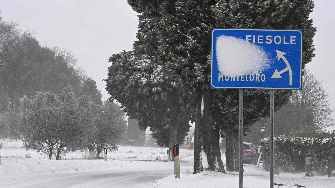 Neve in autostrada: A1 bloccata e chiuso il casello di Firenze Nord