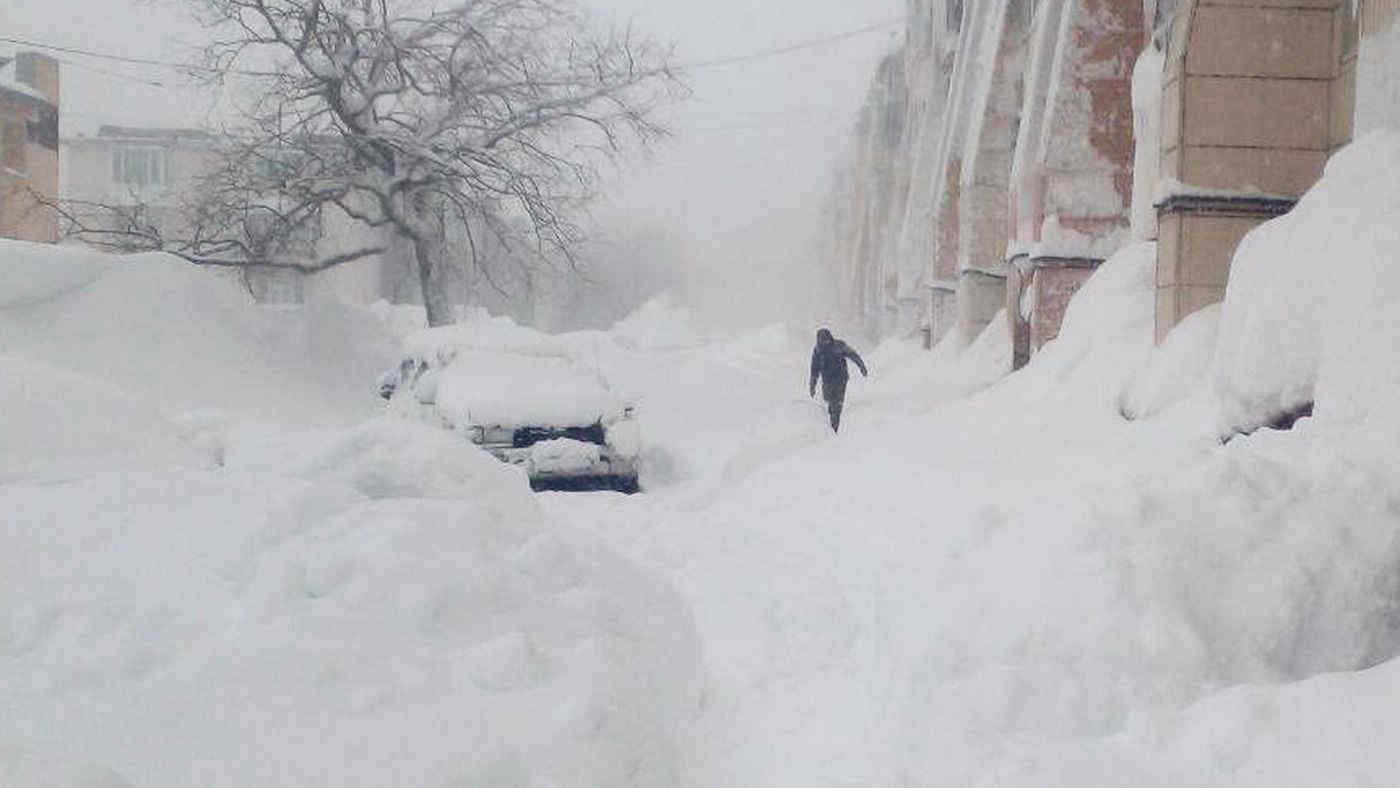 Russia, Kamchatka sepolta sotto metri di neve: nevicate eccezionali bloccano città e trasporti