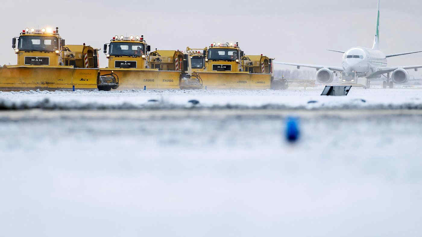 Neve e gelo in Europa: aeroporti bloccati e strade chiuse in diversi Paesi