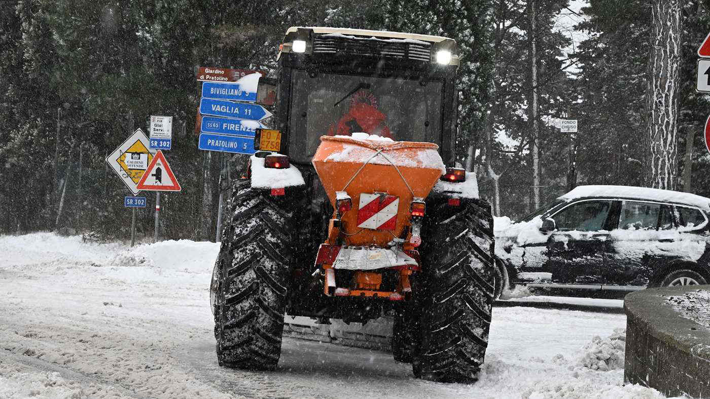 Maltempo in Toscana: disagi alla viabilità per colpa della neve. Ritardi anche per i treni - Video