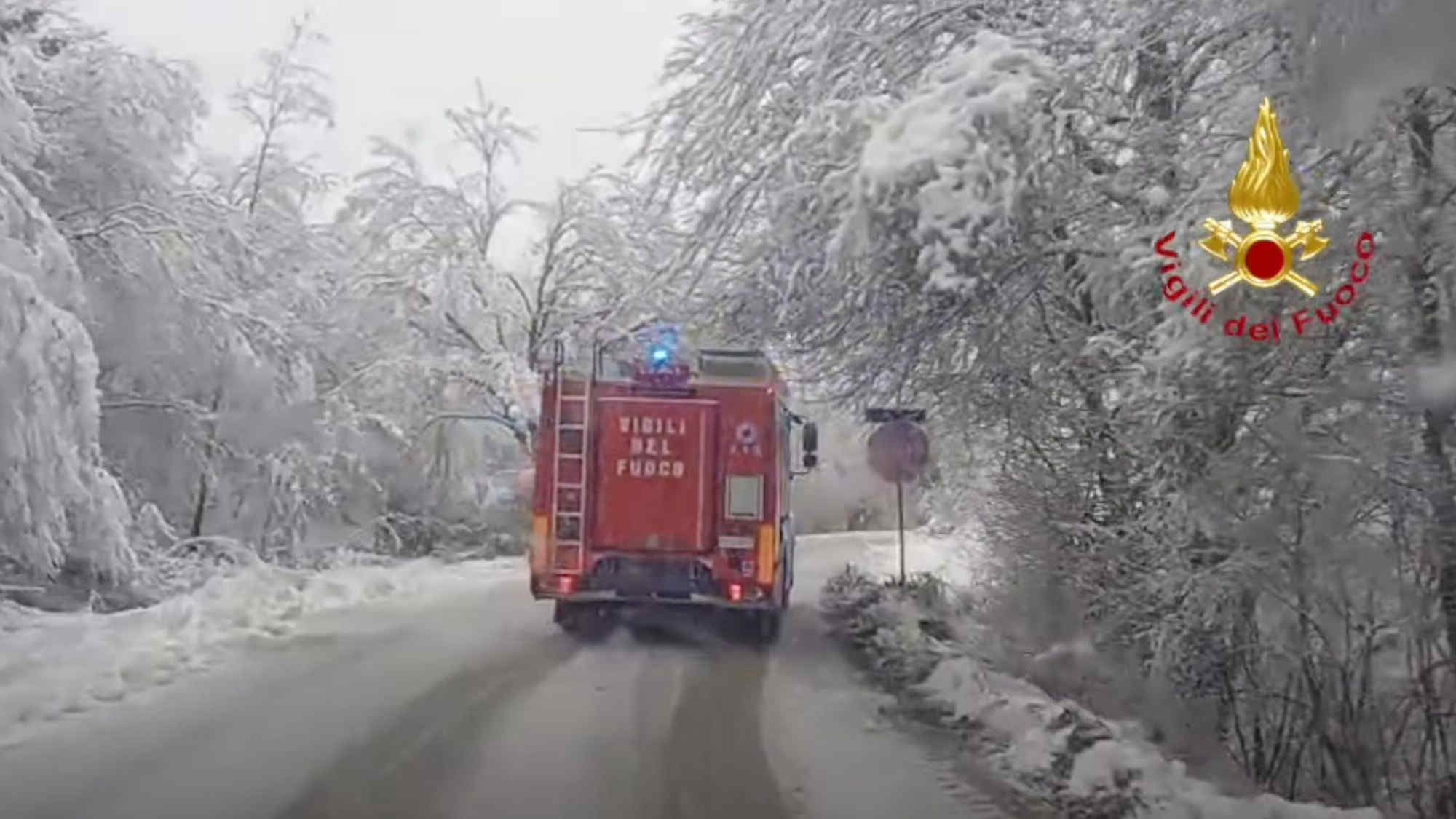 Maltempo Umbria, neve sull'Appennino: incidenti e alberi caduti - Foto e Video