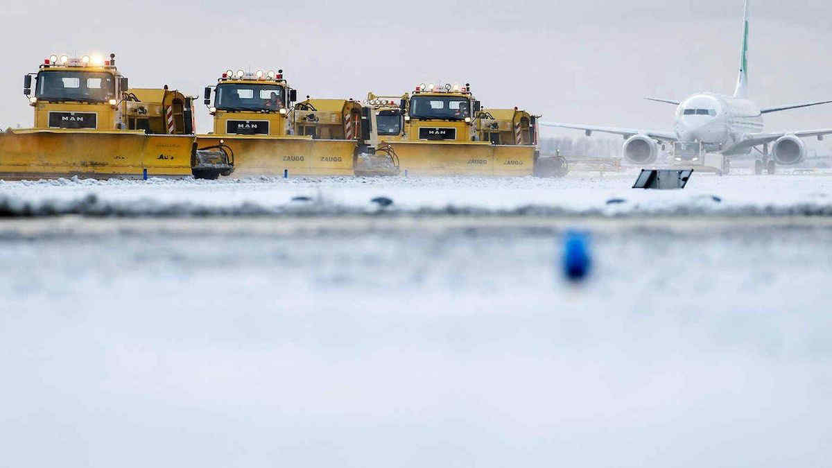 Neve e ghiaccio bloccano i voli in Europa: perché gli aerei non possono decollare?