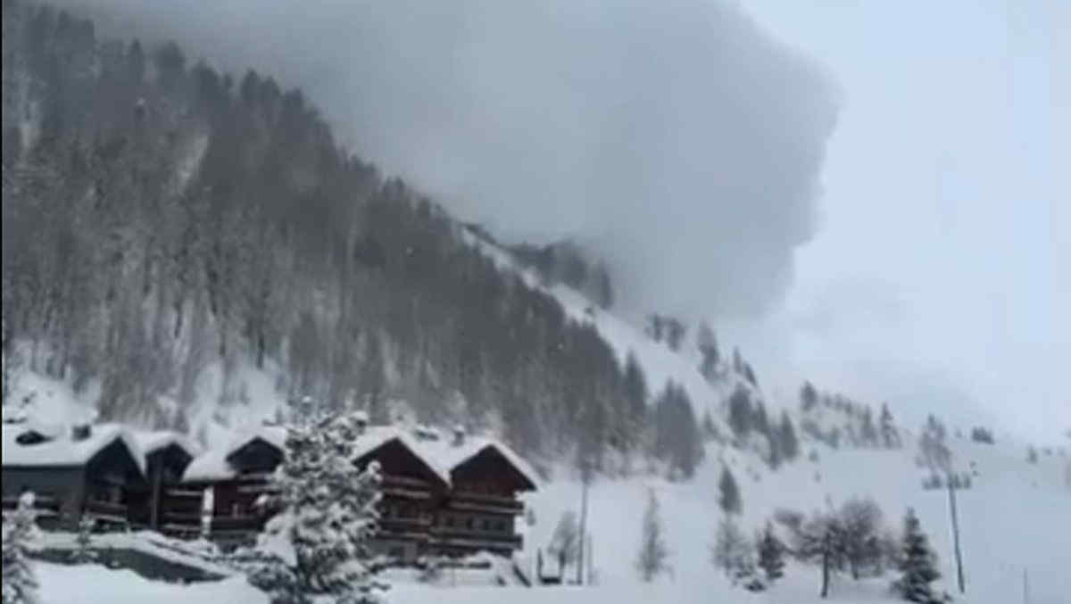 Cervinia, valanga vicino al paese: enorme nube di neve, il video