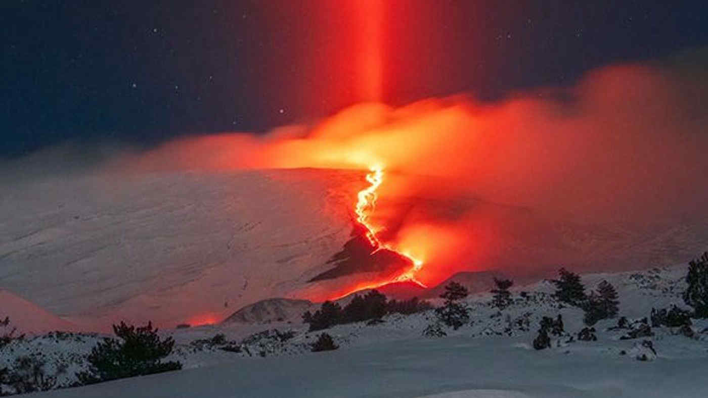 Etna, sbuffi tra la neve: uno spettacolo affascinante. Le immagini