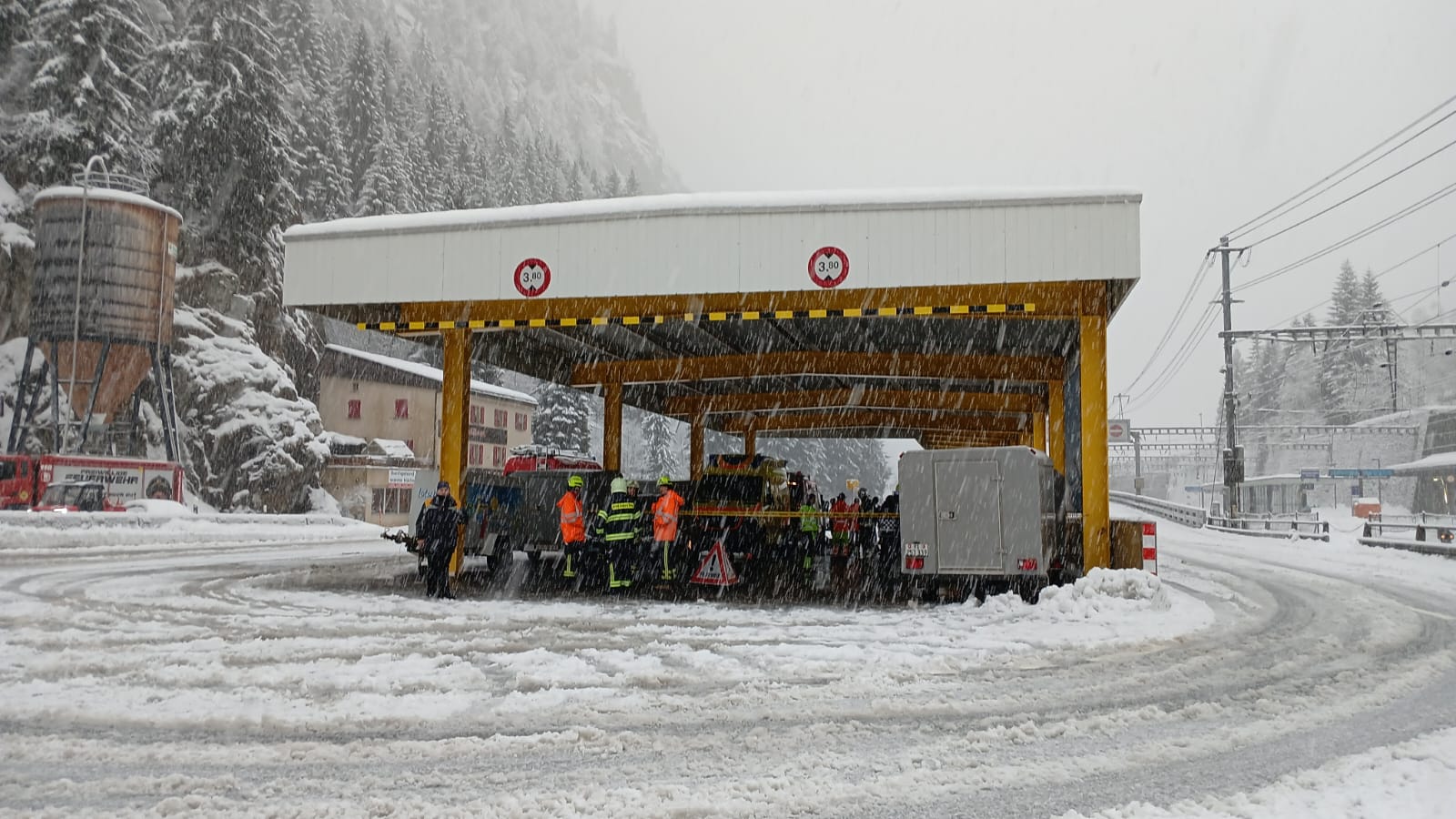 Treno deragliato in Svizzera nel Vallese: valanga sui binari, cinque feriti