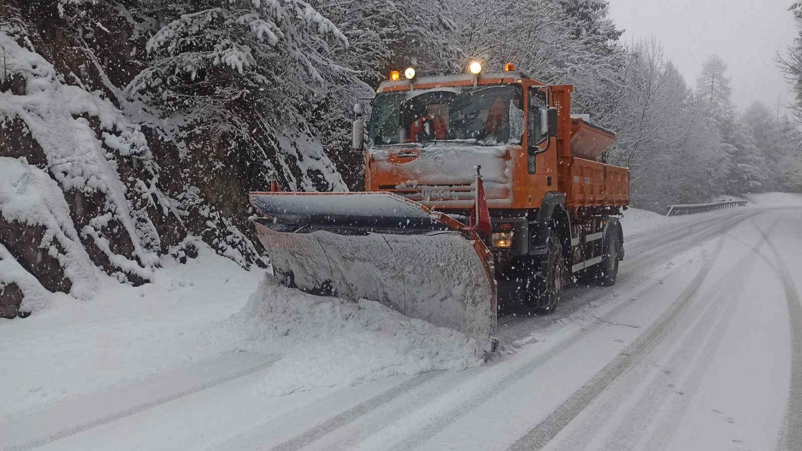 Maltempo: neve fino al fondovalle, rischio valanghe elevate. La Protezione Civile attiva l'allerta "Alfa"
