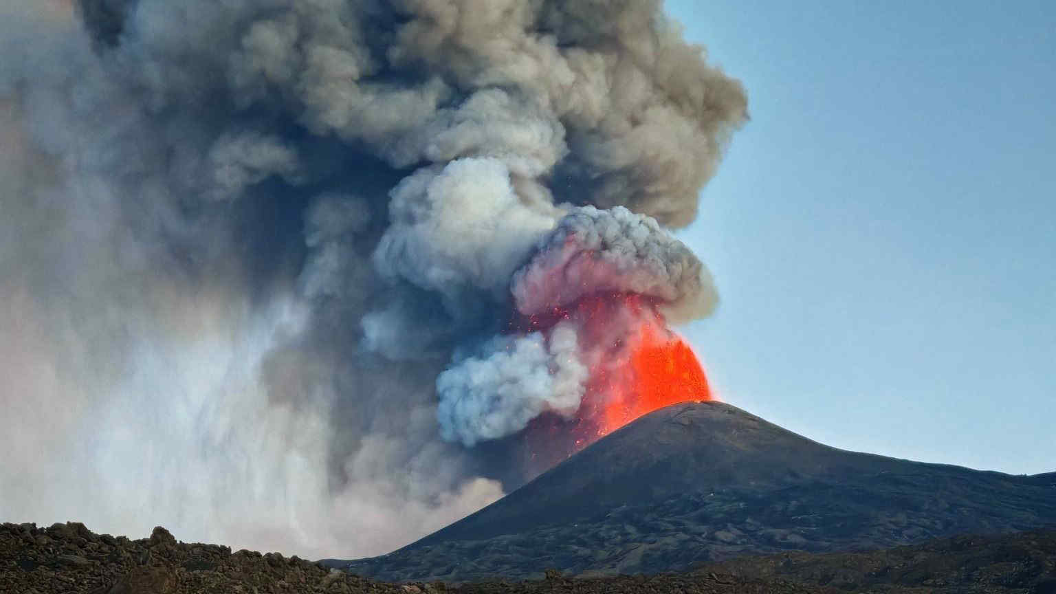 Etna, sbuffi tra la neve: uno spettacolo affascinante. Le immagini