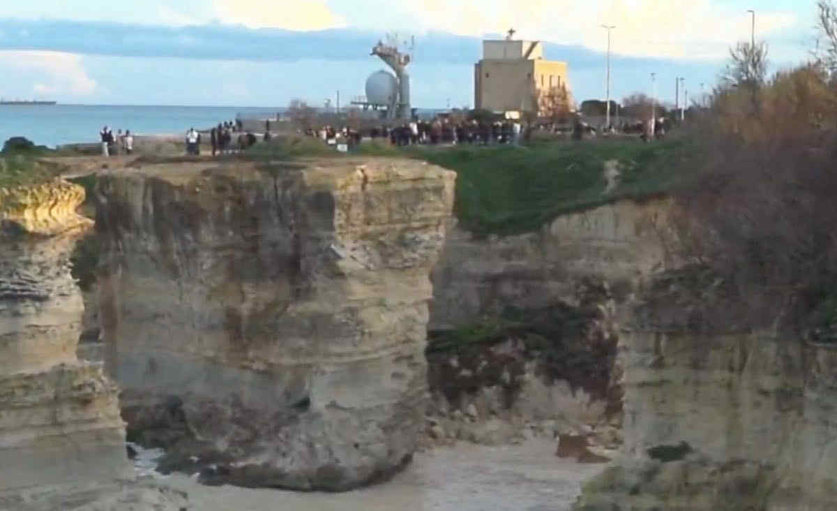 Maltempo in Puglia, distrutto l'Arco dell'Amore a Melendugno, simbolo del Salento - Video