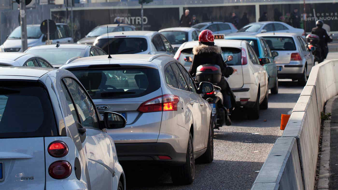 Traffico record in Italia: ecco le 10 città dove si perde più tempo in coda