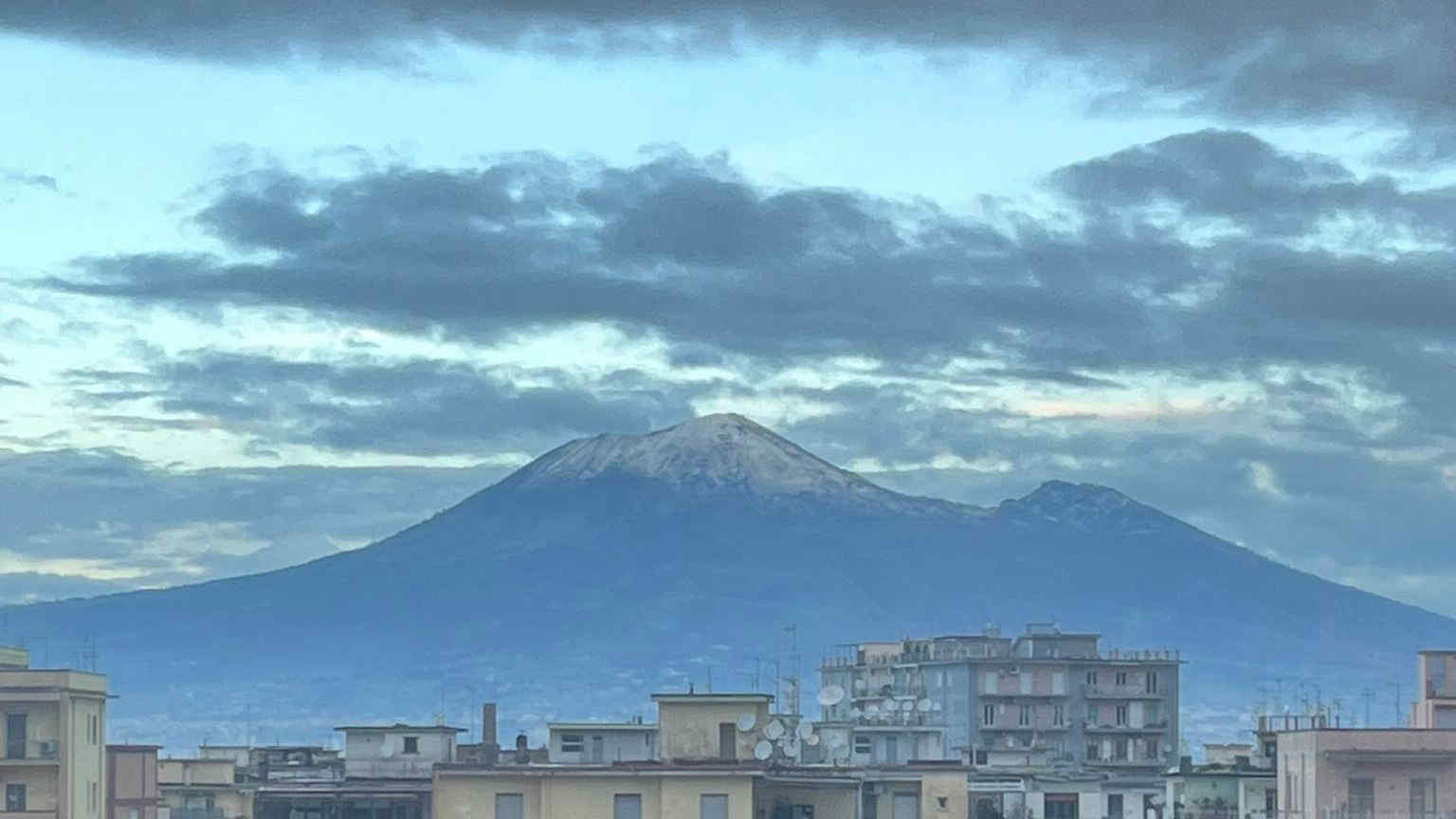 Meteo Napoli: torna la neve sul Vesuvio, inverno fuori stagione in città