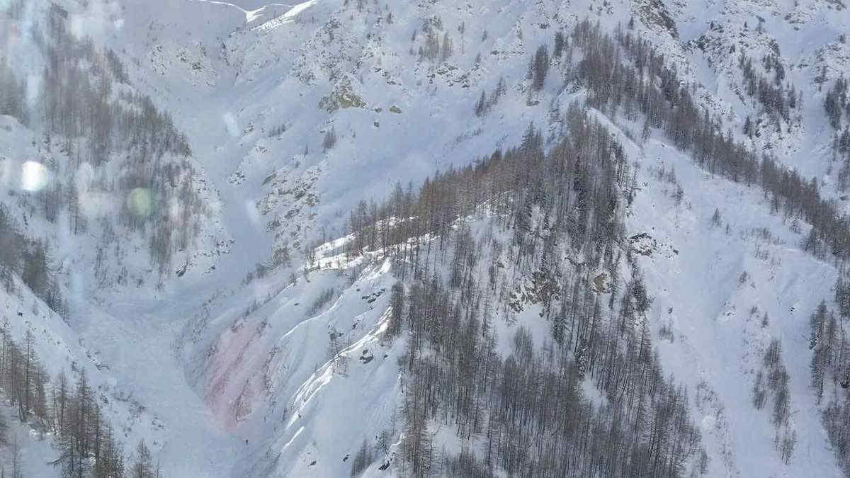 Valanga in montagna travolge due sciatori fuoripista: 19enne in gravi condizioni