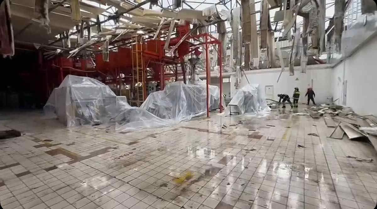 Calabria, maltempo e raffiche di vento: scoperchiato capannone industriale - Foto e video