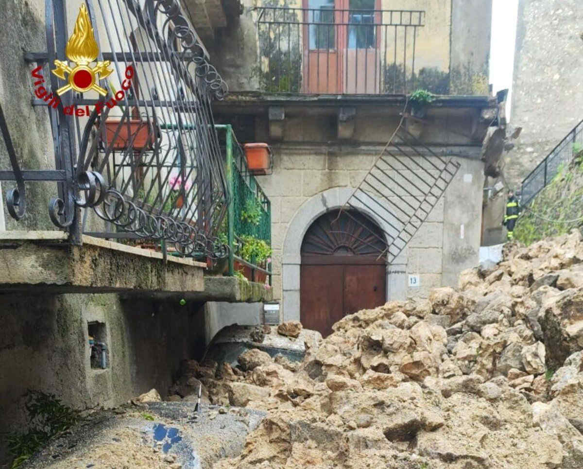 Maltempo in Calabria: esondazioni e allagamenti, 80 evacuati per una frana a Crosia. Le immagini