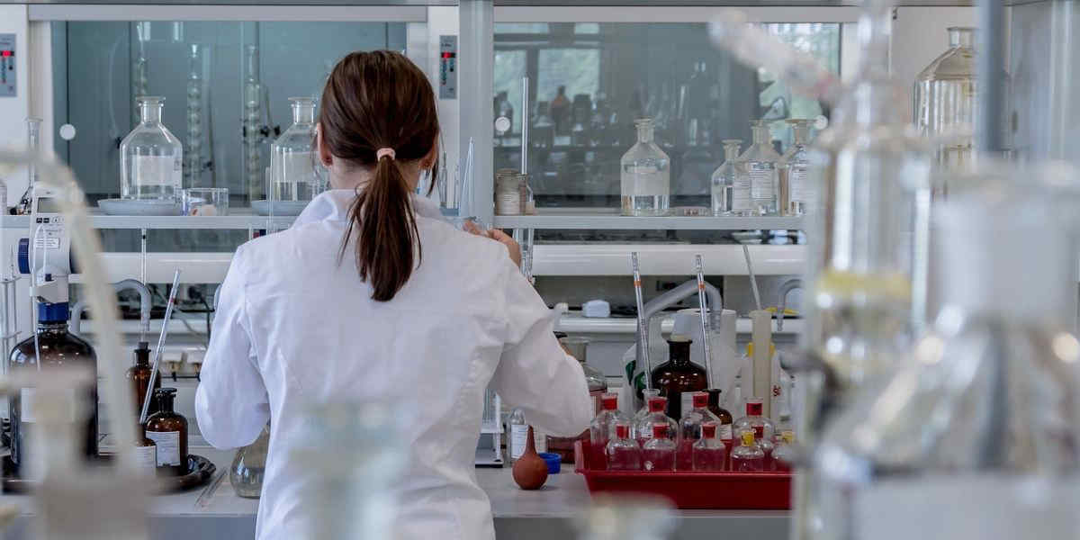 Aviaria, primo contagio umano in Europa registrato in Lombardia: cosa sappiamo e quali sono i rischi