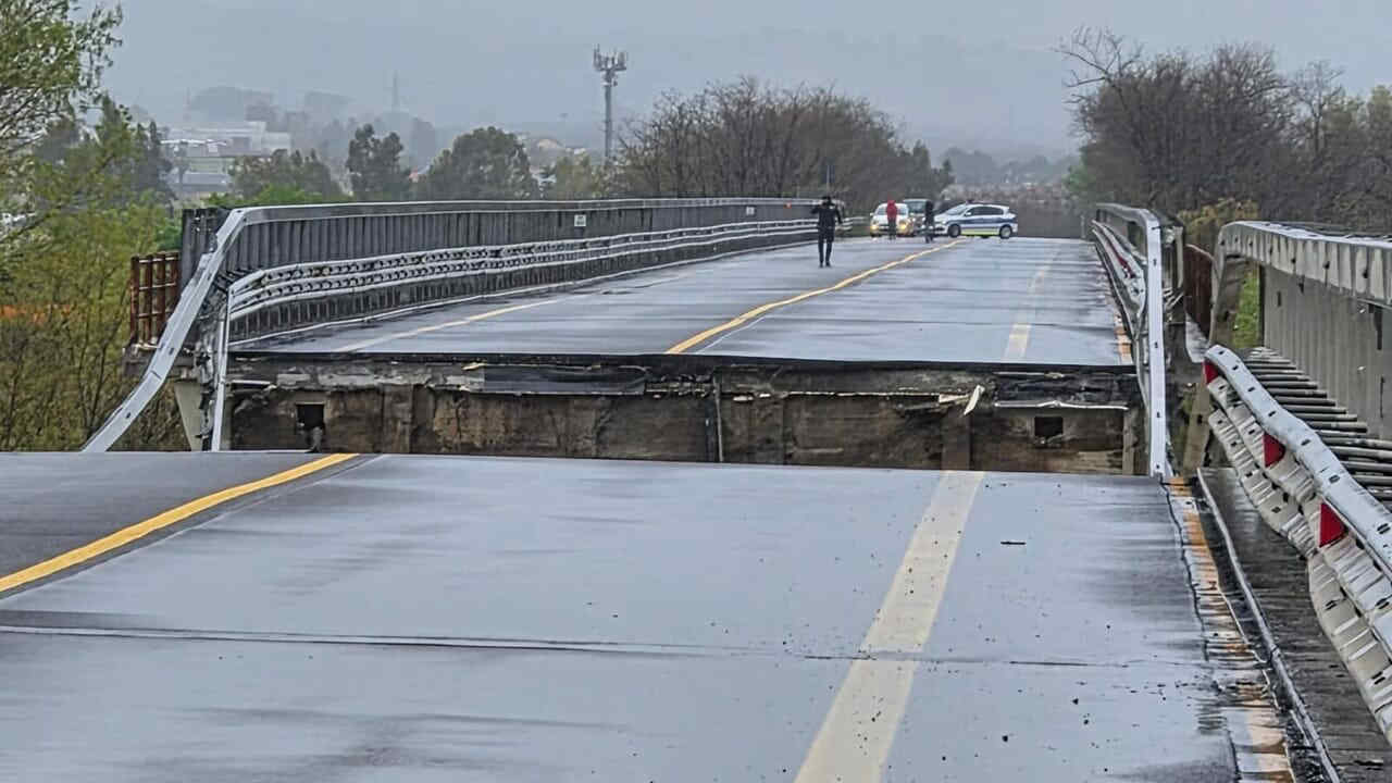 Crolla il ponte della Statale 16 sul fiume Trigno: interrotti i collegamenti tra Molise e Abruzzo, situazione critica