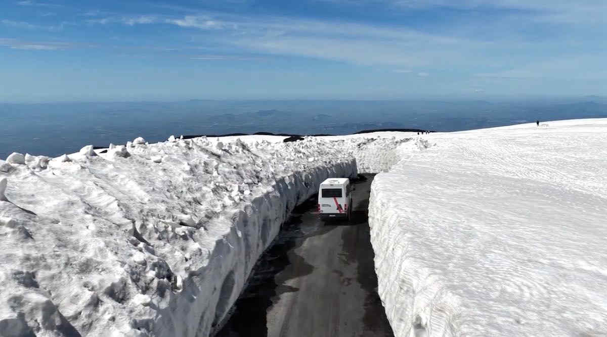 Etna neve: spettacolari muraglioni alti 6 metri sorprendono turisti - Video