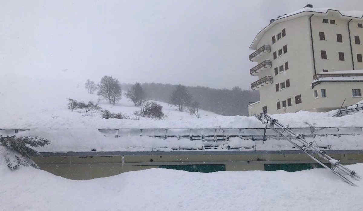 Maltempo, emergenza neve a Prati di Tivo: oltre 250 cm di accumuli - Foto
