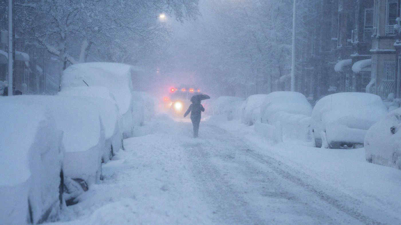 Turisti bloccati dalla neve in montagna: salvataggio con verricello da 20 metri