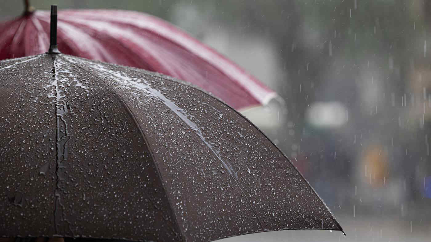 Sicilia nella stretta del vortice ciclonico: piogge torrenziali notturne su Palermo, scenario spettrale all'alba a Zafferana Etnea