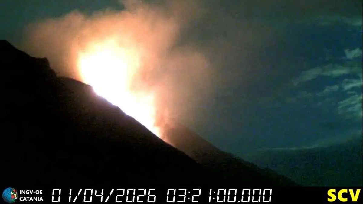 Stromboli, cresce il tremore vulcanico dopo una nuova colata lavica