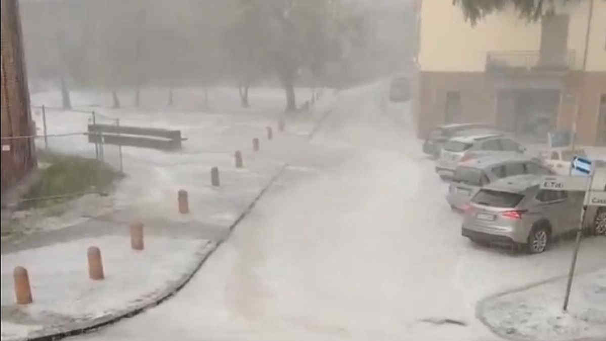 Maltempo in Lombardia, super grandinata nel Comasco: strade imbiancate tra Cermenate, Lomazzo e Cantù