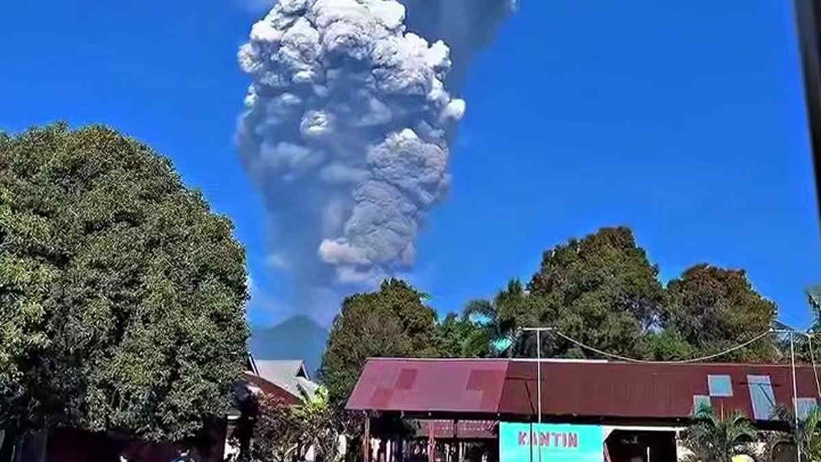 Monte Dukono in eruzione in Indonesia: colonna di fumo alta 10 km, tre vittime e venti dispersi - Video