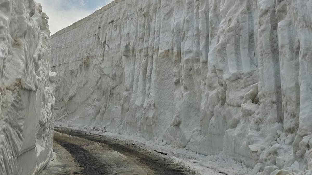 Scenario surreale in Turchia: neve altissima sul percorso verso il Lago Nemrut a metà maggio