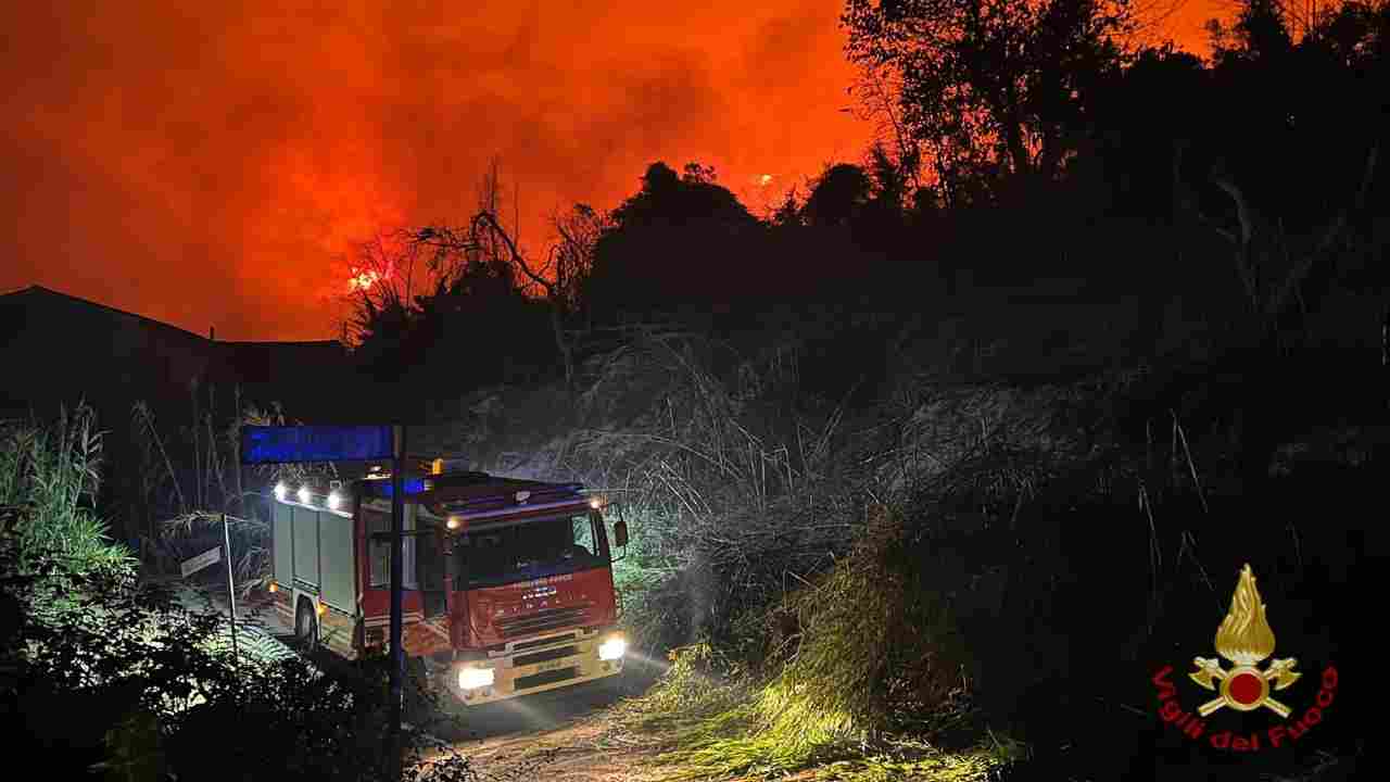 Cosa rischia chi da fuoco alle sterpaglie? L'incendio sul Monte Faeta riporta l'attenzione su un'abitudine rischiosa