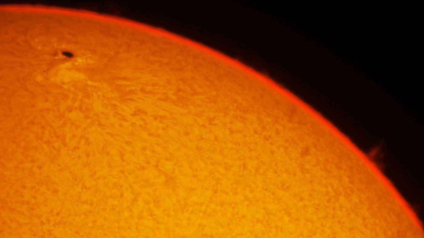 Una gigantesca macchia solare, visibile perfino da Marte, sta puntando verso la Terra: cosa accadrà nei prossimi giorni