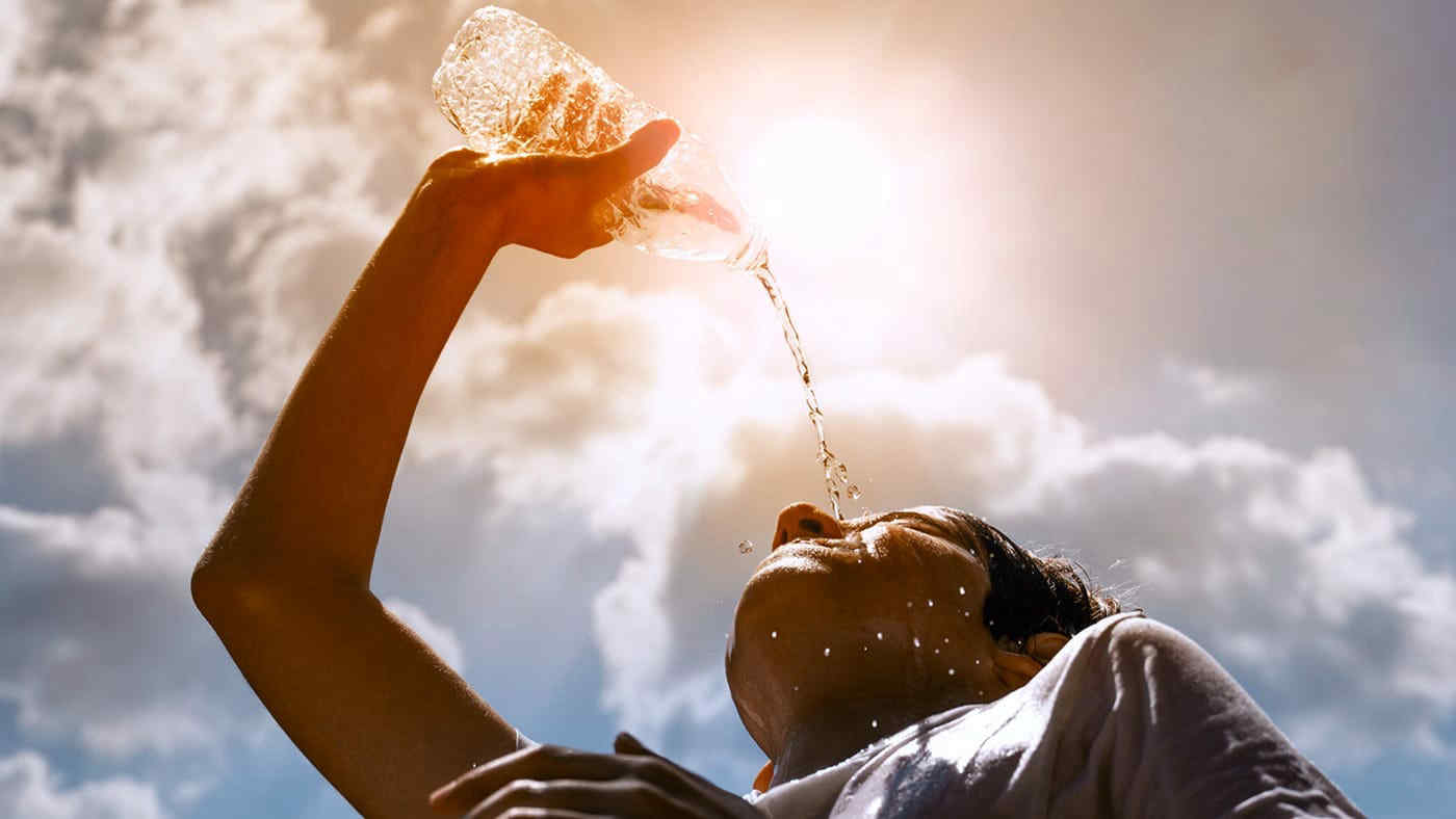 Caldo e colpi di calore: le 10 regole per proteggersi dall’afa e il numero verde da chiamare