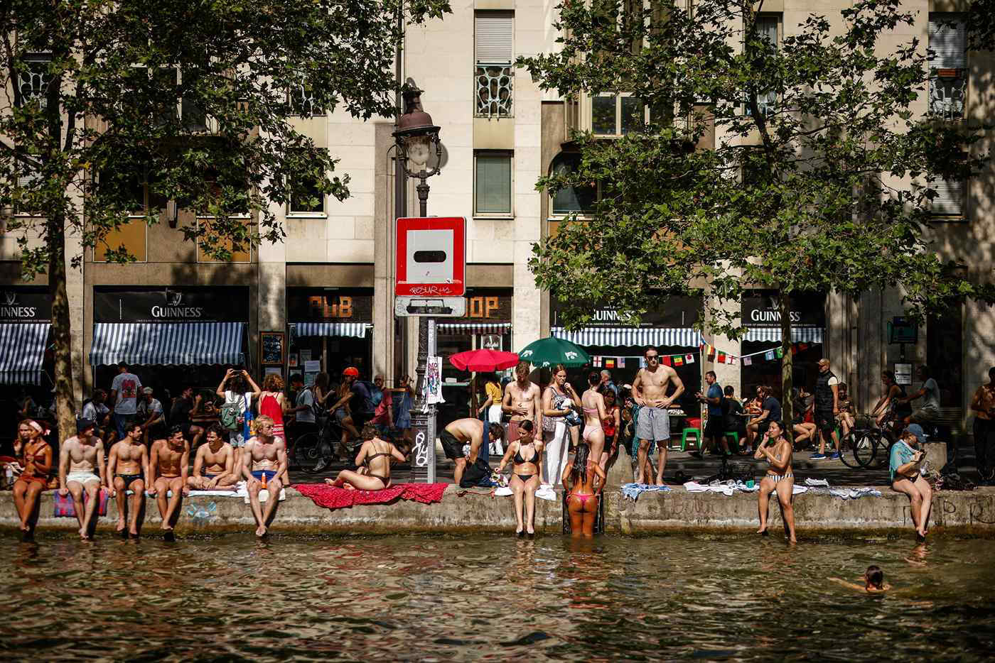 Caldo record in Francia, coperte termiche alle finestre contro la canicola