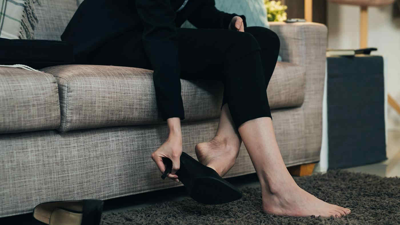 Perché togliere le scarpe prima di entrare in casa: i benefici per salute, igiene e benessere