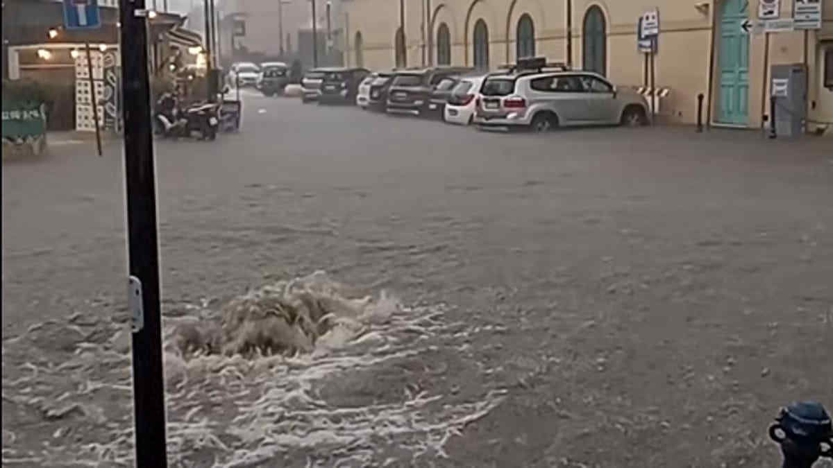 Meteo: maltempo in Campania, nubifragio a Ischia e Bacoli. Strade allagate e disagi anche a Pozzuoli e Napoli