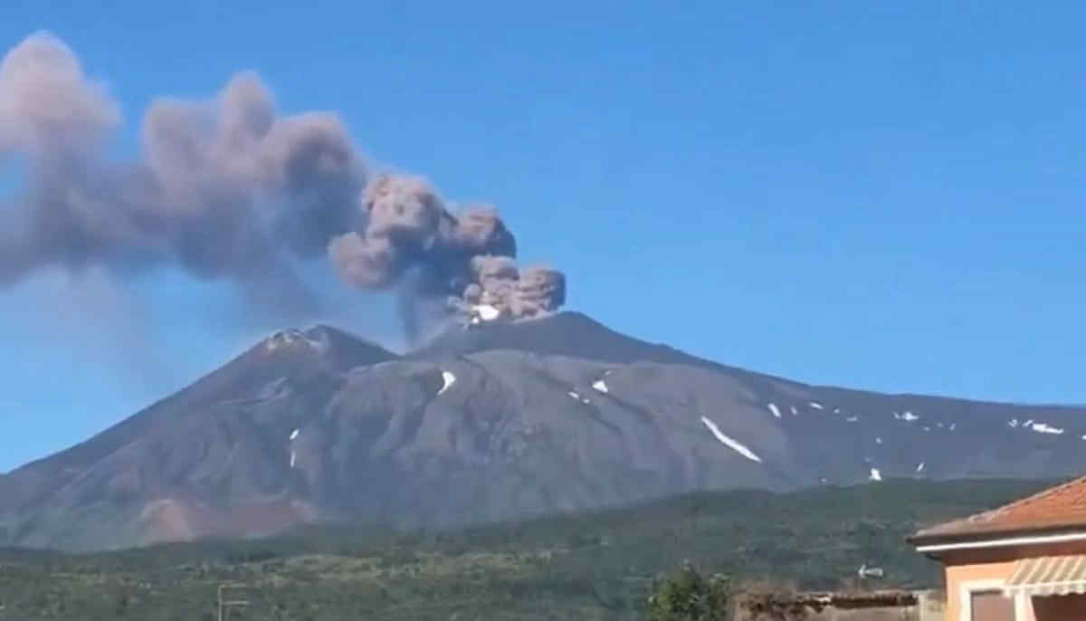 Etna, nuova eruzione: cenere in quota e stop ai voli in arrivo all'aeroporto di Catania - Video