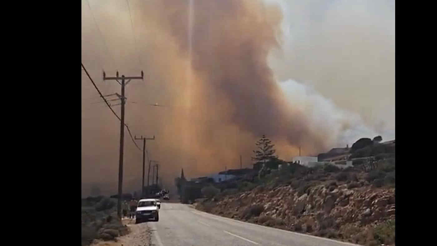 Grecia in fiamme: incendi da Paros a Creta, evacuazioni e due vigili del fuoco morti