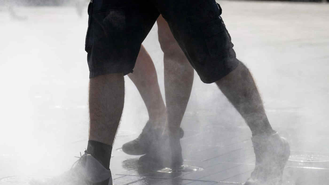 Acqua nebulizzata dai tetti per abbassare le temperature: l'esperimento cinese per combattere il gran caldo