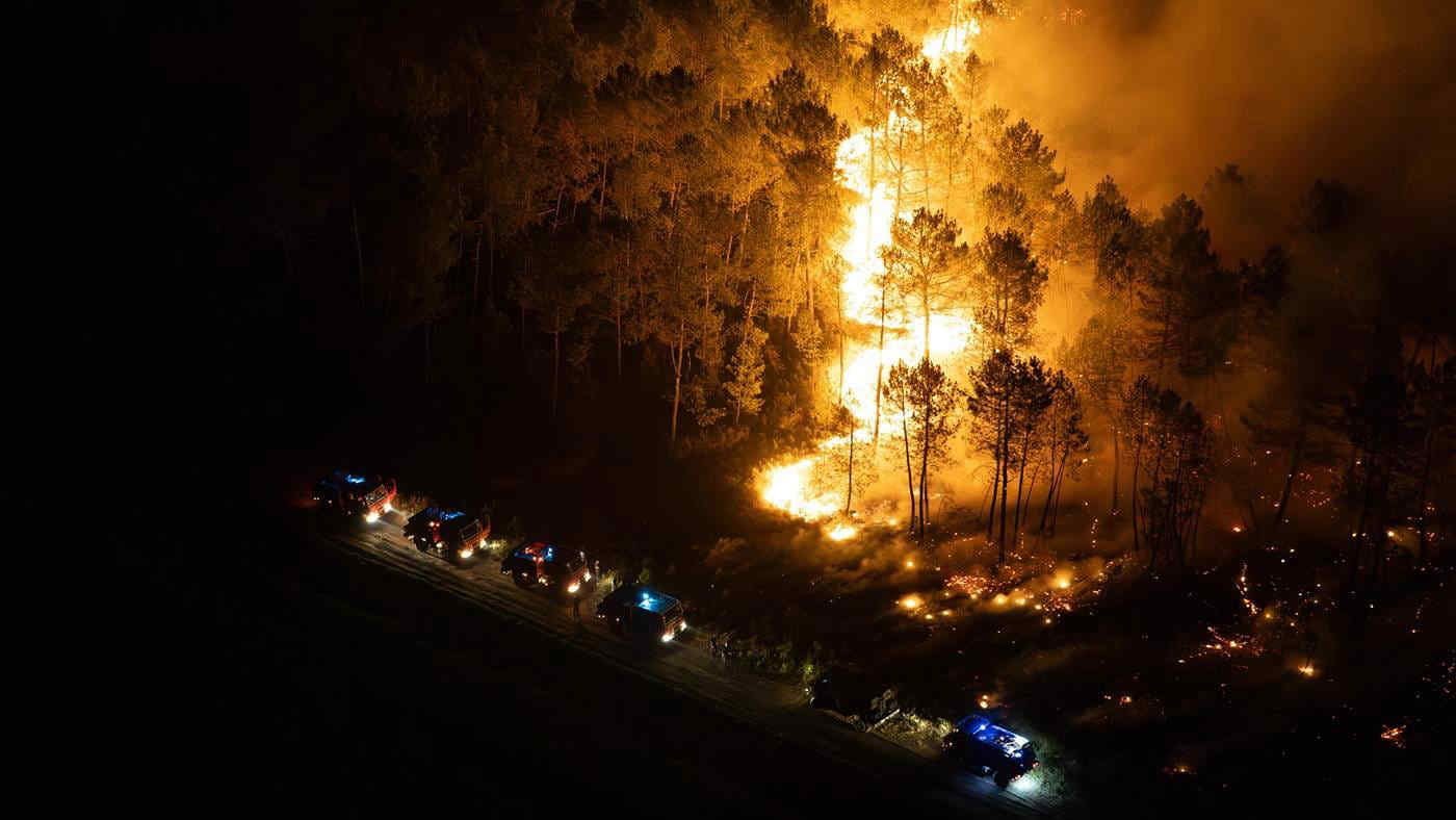 Francia, allarme incendi: per la prima volta compare un pirocumulonembo, il fenomeno estremo che preoccupa