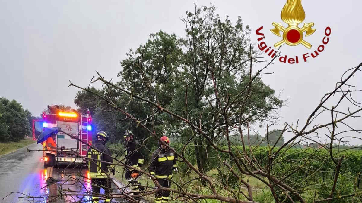 Maltempo al Nord: violenti temporali, grandine e vento. Disagi a Milano e Torino, stop ai voli a Venezia