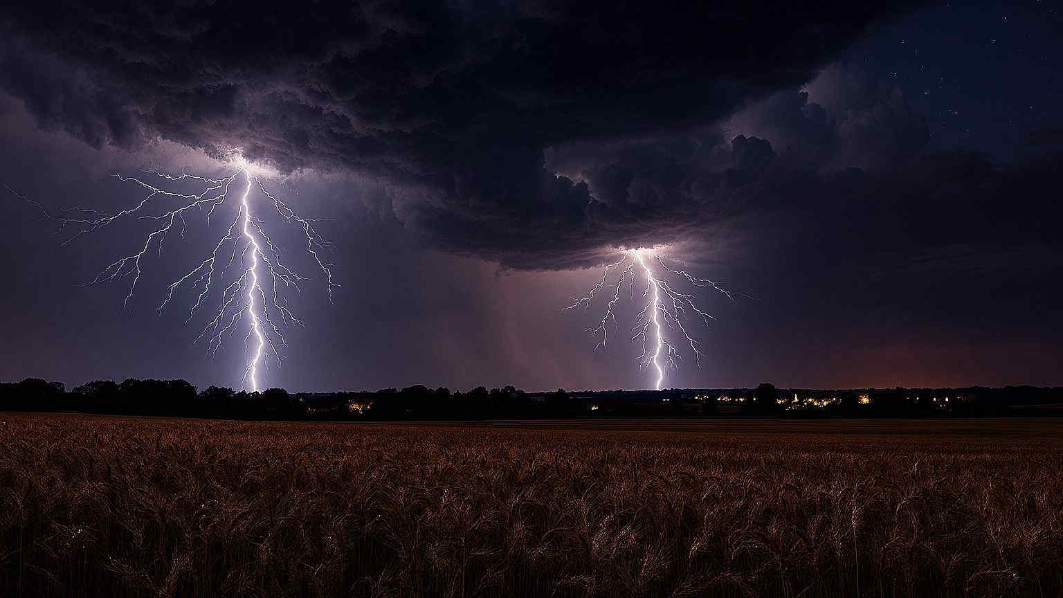 Medio Adriatico, spettacolare tempesta di fulmini nella notte: la supercella resta attiva davanti al Teramano