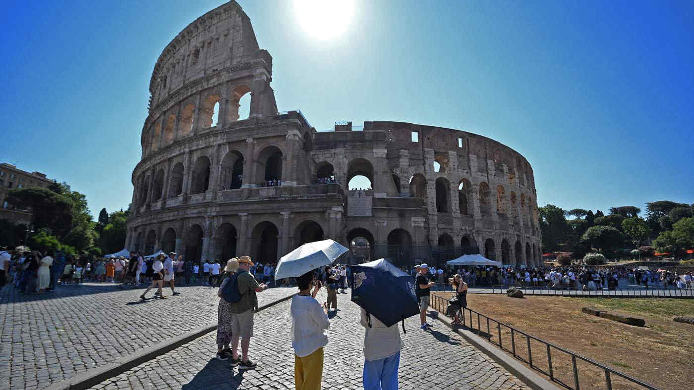 Caldo estremo in Italia: 27 città da bollino rosso, asfalto fino a 62° e punte di 48° alla stazione di Napoli