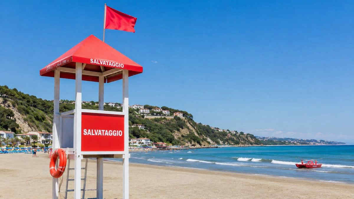 Vento, onde e correnti: cosa significano davvero le bandiere sulla spiaggia