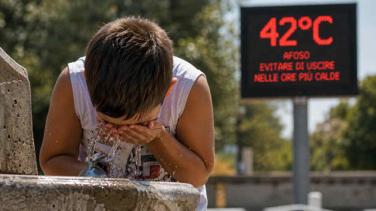 Caldo estremo, l'estate dei bambini sempre più a rischio: così nasce il "lockdown climatico"