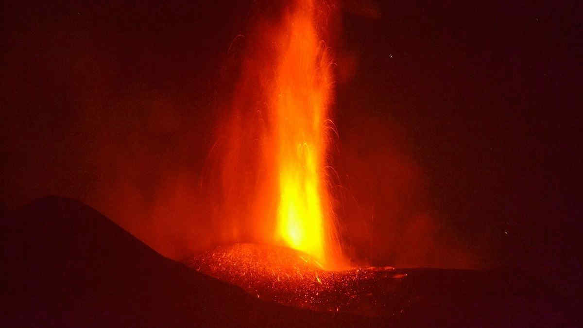 Etna in eruzione, spettacolare nube rosa al tramonto: la colonna eruttiva illumina il cielo