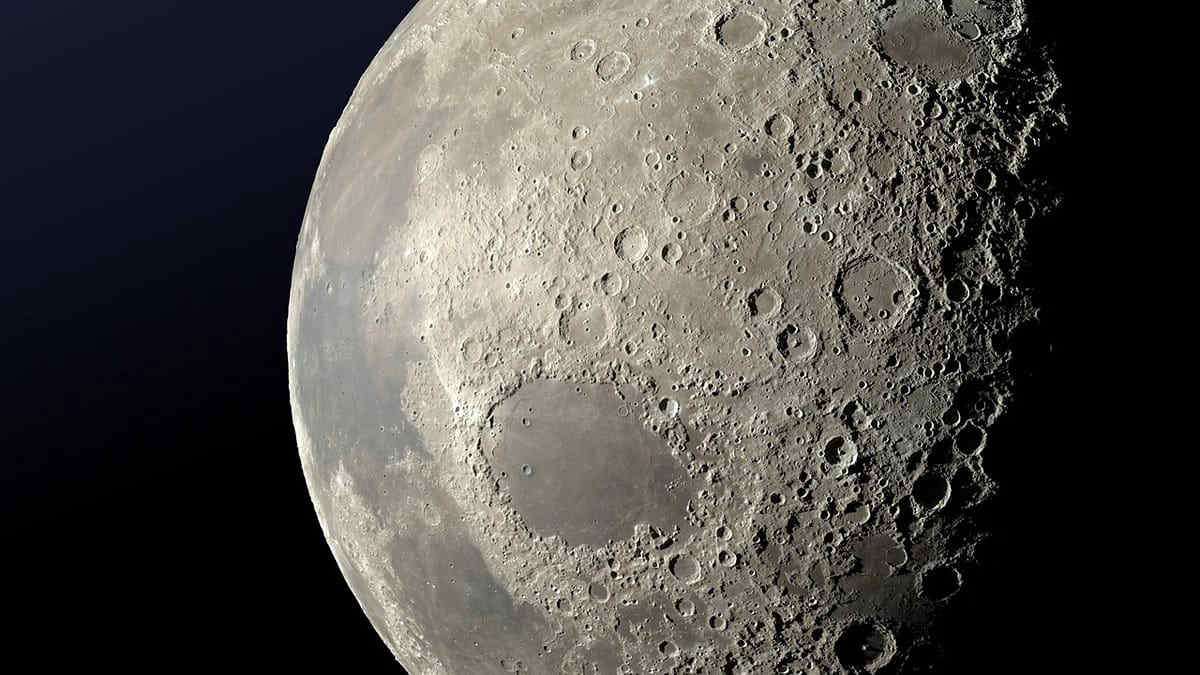 La Luna ha un nuovo cratere di 18 metri: lo ha creato un razzo di SpaceX