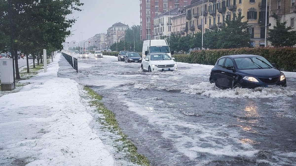 Maltempo in Lombardia, frane e grandine: alberi caduti in Brianza, evacuata una frazione