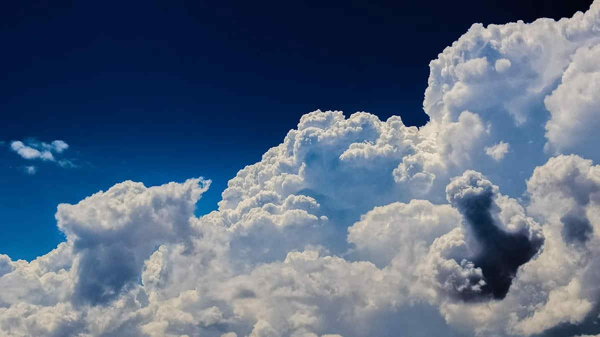 Perché alcune nuvole sono bianche e altre diventano nere?