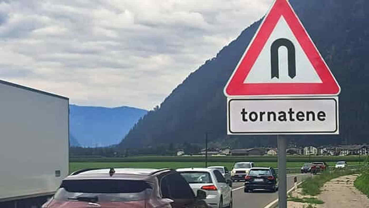 Dolomiti prese d'assalto dai turisti: i cartelli da "Tornante" a "Tornatene" contro l'overtourism