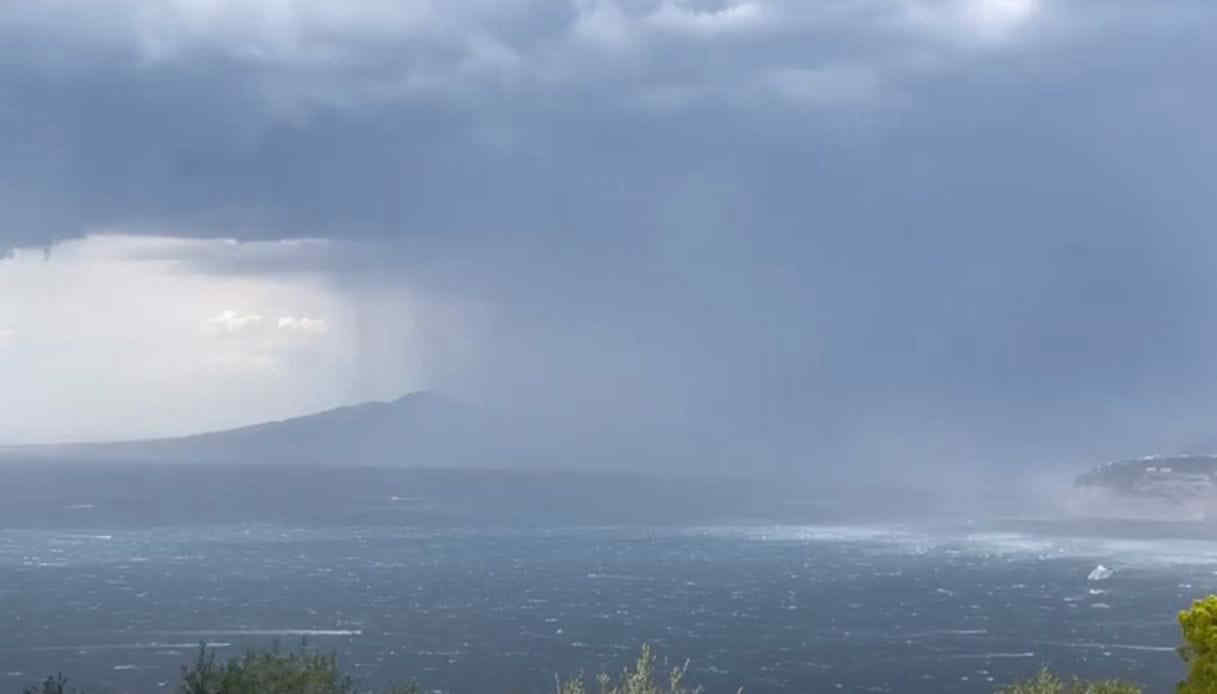 Tromba d’aria sul Golfo di Napoli: paura al Beverello, due aliscafi sfiorano la collisione